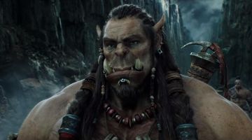 The replica of the axe of Durotan (Toby Kebbell) in Warcraft : The beginning