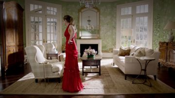 La robe rouge Maria Lucia Hohan de Fallon Carrington (Elizabeth Gillies) dans Dynasty S01E22