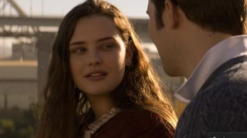 Le Tshirt blanc floral porté par Hannah Baker (Katherine Langford) dans 13 reasons why S02E11