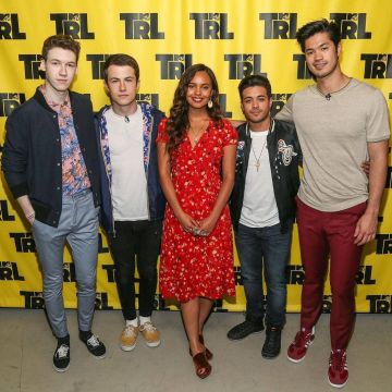 The flower dress of Alisha Boe during the show TRL on MTV
