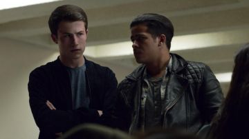 Black jacket worn by Clay Jensen (Dylan Minnette) as seen in 13 Reasons Why S02E03
