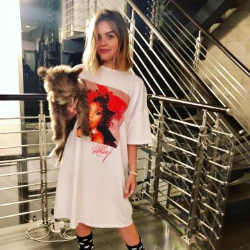 Asos Design Curve Whitney V Back Vestido de camiseta usado por Lucy Hale en Instagram