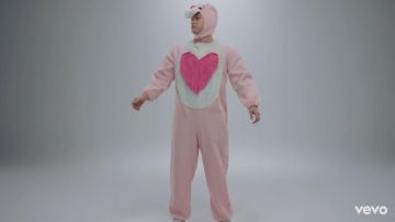 Le costume félin rose de Vald dans le clip Désaccordé
