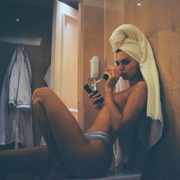 The panties grey with a white strip Calvin Klein worn by Kendall Jenner on his instagram