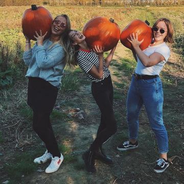 Le t-shirt blanc à rayures bleues col rouge de Zoella (Zoe Sugg)
