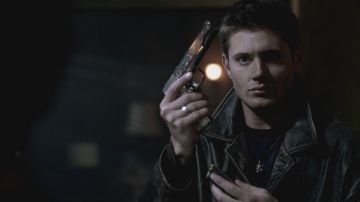 Dean Win­ches­ter's (Jen­sen Ackles) Colt M1911A1 replica as seen in Su­per­na­tu­ral 8x11