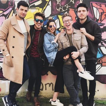 Les baskets blanches oreilles de lapin pompon rose de Zoella (Zoe Sugg)