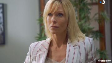 The jacket Blazer striped Céline Frémont (Rebecca Hampton) in #PBLV Plus belle la vie S14E3538