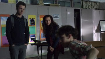 The sweatshirt zipped half-H&M Clay Jensen (Dylan Minnette) in 13 reasons Why S02E02