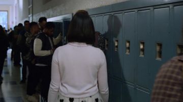 La jupe blanche en tulle imprimé coeurs noirs Alice + Olivia de Courtney Crimson (Michele Selene Ang) dans 13 Reasons Why S02E03