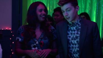 La robe bleue fleurie Urban Outfitters portée par Jessica Davis (Alisha Boe) dans 13 reasons why S02E13