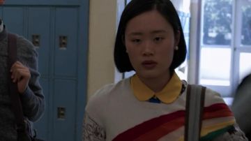 The t-shirt arc-en-ciel Alice + Olivia Courtney Crimson (Michele Selene Ang) in 13 Reasons Why S02E11