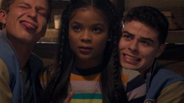 Le pull rayé Silence + Noise de Sheri Holland (Ajiona Alexus) dans 13 Reasons Why S02E10