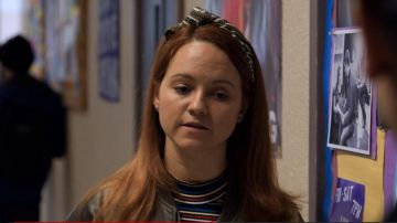 Cuello simulado a rayas multicolor usado por Mackenzie (Chelsea Alden) en 13 Reasons Why S02E11