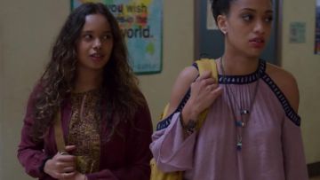 Urban Outfitters robe Jaune porté par Jessica Davis (Alisha Boe) dans les 13 Raisons pour lesquelles S02E10