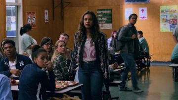 Flamant rose en Haut porté par Jessica David (Alisha Boe) dans les 13 Raisons pour lesquelles S02E06