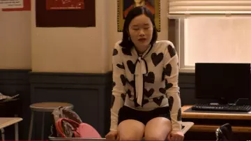 Crimson (Michele Selene Ang)'s Heart shape pink bag Courtney in 13 Reasons Why S02E04