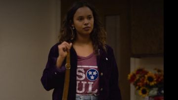 The t-shirt "Soul", red Jessica Davis (Alisha Boe) in 13 Reasons Why S02E05