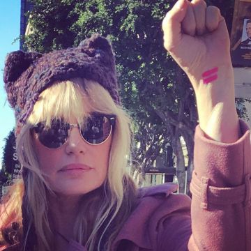 Ray-Ban RoundClub Sunglasses worn by Daryl Hannah on Instagram