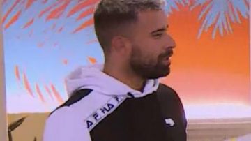 Le Sweat à capuche FILA de Vincent Queijo dans Les Anges 10