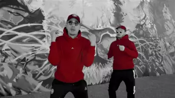 Le sweatshirt rouge Rewind classic porté par Mister V dans son clip TOP ALBUM