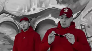 La casquette ManUnited portée par Mister V dans son clip Top Album