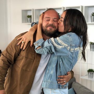 Chaqueta jeans con perlas de Janane Boudili en su cuenta de Instagram