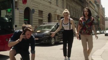 Hawaiian Aloha Shirt avec des Perroquets et des Feuilles portées par Audrey (Mila Kunis) comme on le voit dans L'Espion Qui sous-évaluées Moi