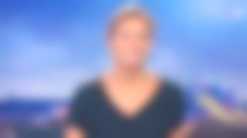 La camiseta de cuello en V forrada con una raya de Anne-Sophie Lapix en Le 20H de France 2 del 24/05/2018