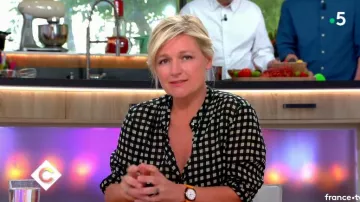 La chemise à carreaux de Anne-Elisabeth Lemoine dans C à vous du 25/05/2018