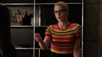 Suéter multicolor de Felicity Smoak (Emily Bett Rickards) en Arrow S06E18