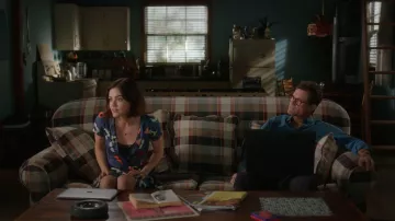 La robe à fleurs Urban Outfitters de Stella Abbott (Lucy Hale) dans Life Sentence S01E06