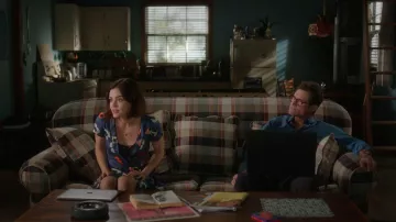 Rita Robe Wrap par Kimchi Blue chez Urban Outfitters porté par Stella Abbott (Lucy Hale) comme on le voit dans la Vie de la Phrase S01E06