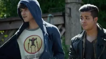 Le t-shirt Alien Killer Robots de Jus­tin Fo­ley (Bran­don Flynn) dans 13 Rea­sons Why (S02E04)