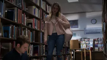 Jacket pink Chlöe Rice (Anne Winters) in 13 Reasons Why S02E12