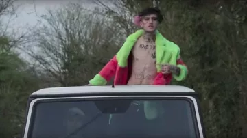 Abrigo de piel lima y rosa usado por Lil Peep como se ve en el video musical de Benz Truck