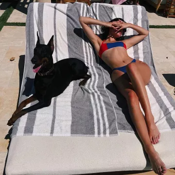 The bikini Solid & Striped blue-and-red Kendall Jenner on his page Instagram