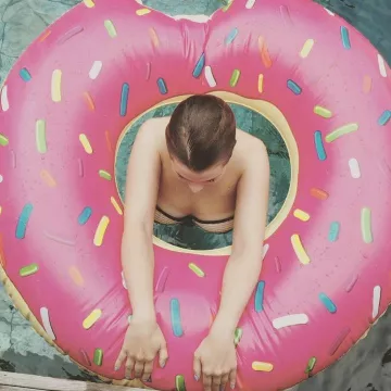 The buoy donuts pink seen on the account Instagram of Marie Lopez (EnjoyPhoenix)