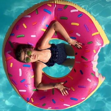The buoy donuts pink seen on the account Instagram of Millie Bobby Brown