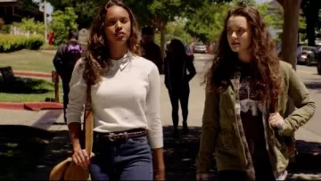The shoulder bag of Jessica Davis (Alisha Boe) in 13 Reasons Why S01E02
