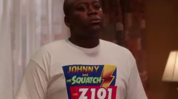Le T-shirt "Johnny and The Squatch" de Titus Andromedon (Tituss Burgess) dans Unbreakable Kimmy Schmidt