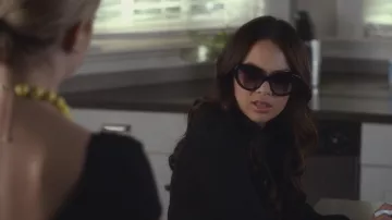 Gafas de sol de Mona Vanderwaal (Janel Parrish) en Pretty Little Liars S06E05