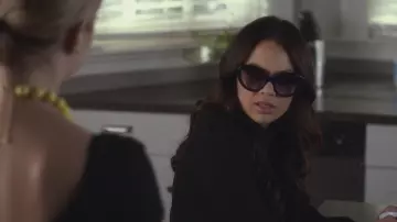 Les lunettes de soleil de Mona Vanderwaal (Janel Parrish) dans Pretty Little Liars S06E05