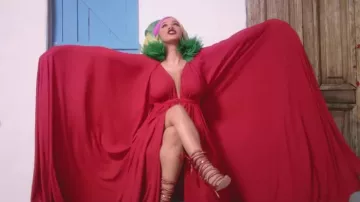 Les sandales à talons rouges Monika Chiang de Cardi B dans son clip I Like It feat Bad Bunny et J Balvin