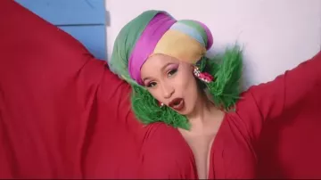 Les boucles d'oreilles vertes à plumes Ranjana Khan de Cardi B dans son clip I Like It feat Bad Bunny et J Balvin