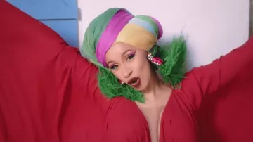 Swan Vert Ranjana Khan boucles d'oreilles portées par le Cardi B dans je l'Aime de Vidéo clip feat Bad Bunny et J Balvin