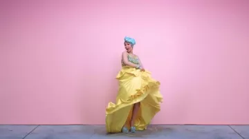 Argent sandales à plateforme en Louboutin vu sur le Cardi B dans son clip "j'aime" mettant en vedette J Balvin et Bad Bunny