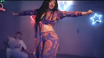 Trésor chatte arc imprimé crêpe de chine de soie Gucci chemisier porté par le Cardi B dans je l'Aime de Vidéo Clip feat Bad Bunny et J Balvin