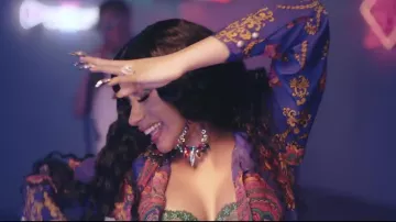 Les boucles d'oreilles House of Emmanuele de Cardi B dans son clip I Like It fead Bad Bunny et J Balvin