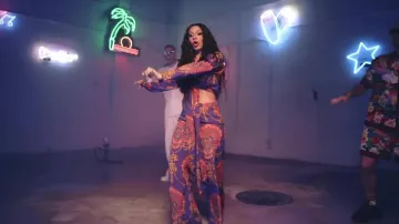 Le pantalon en soie Gucci de Carbi B dans son clip I Like It feat Bad Bunny et J Balvin